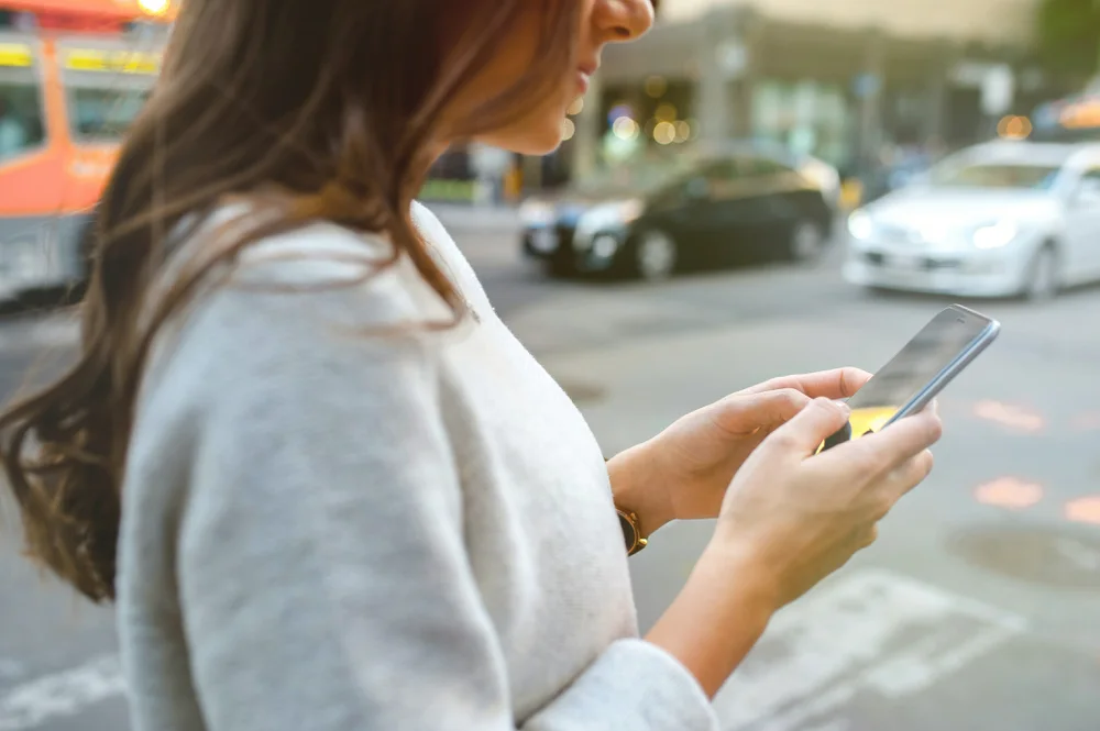 Comisiones del Senado avalan limitar celulares en escuelas